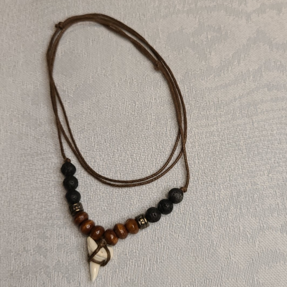 🦈 tooth necklace - Picture 3 of 3